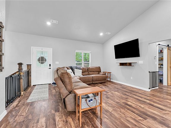 4th image of 24 Flint Ln