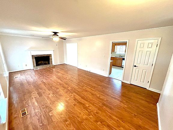 3rd image of 999 Ridgewood Dr