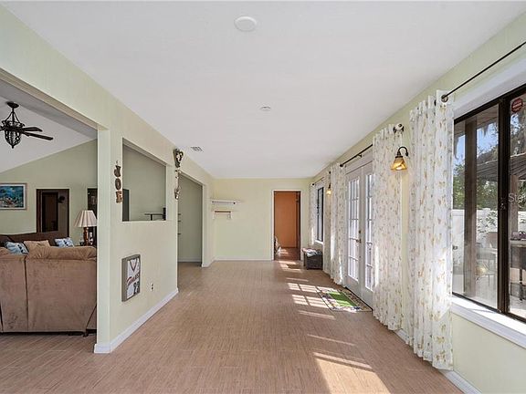3rd image of 894 Humphrey Blvd