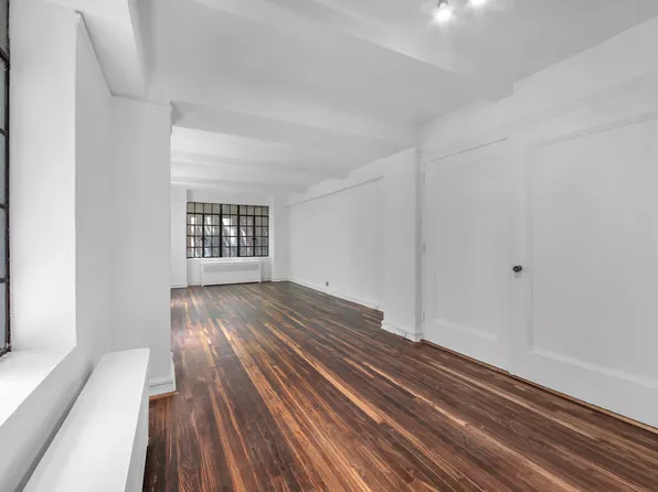 320 East 42nd Street 418 image 3 of 9
