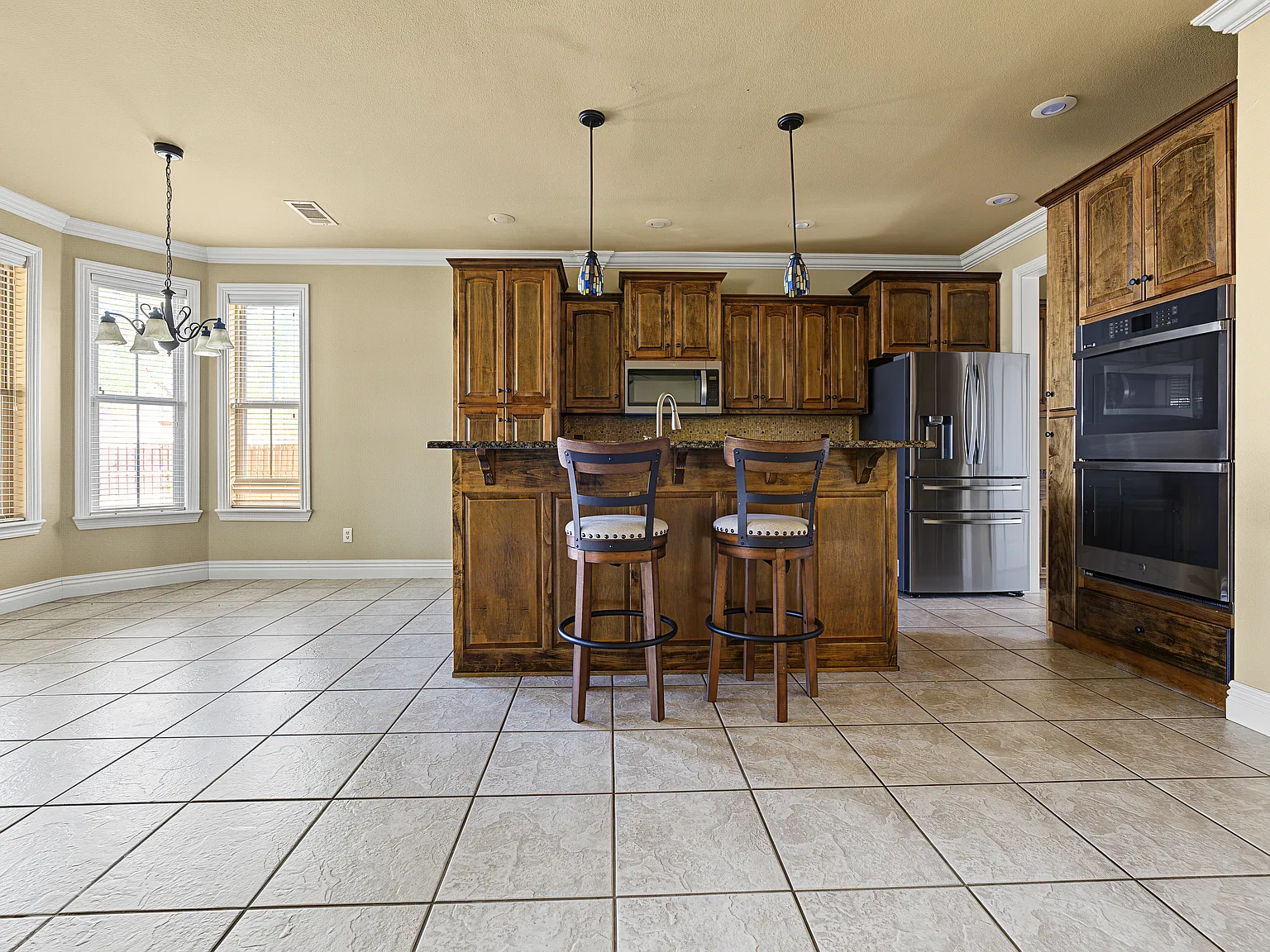 4 bed, 2.5 bath, 2700 sqft, $3,000 — Photo 4
