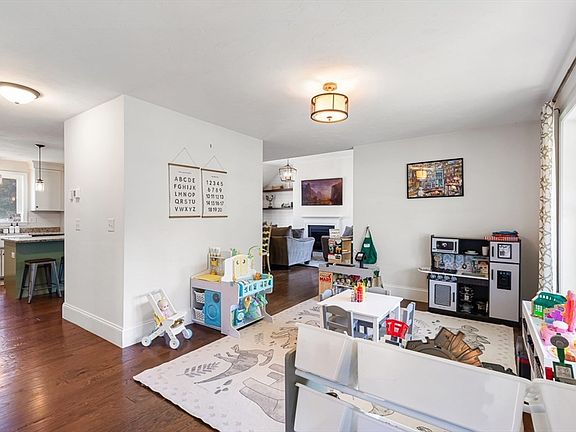 5th image of 52 Waterford Cir