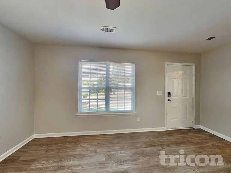 120 Honeywood Ave — Photo 4