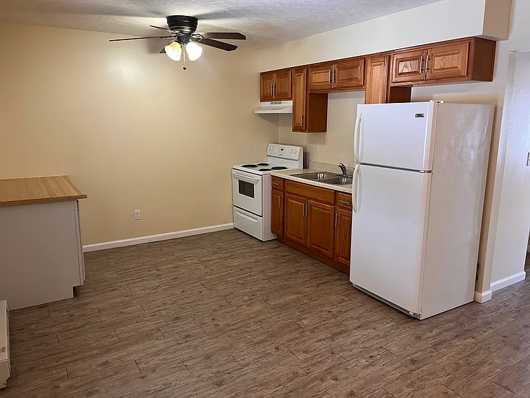 100 Lisa Dr #11 — Photo 16