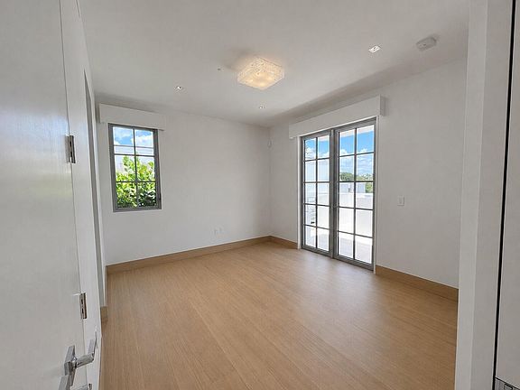 5th image of 247 Worth Ave