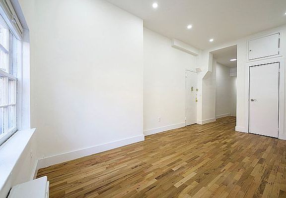 3rd image of 320 W 17th St APT 1FW