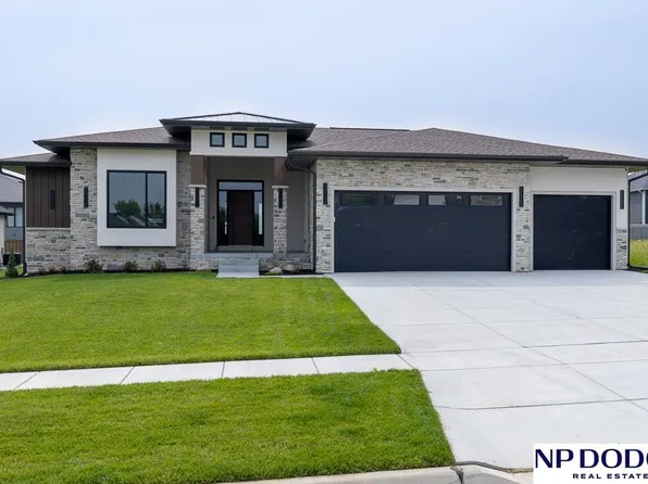 8901 Appaloosa Ln, Lincoln, NE 68520