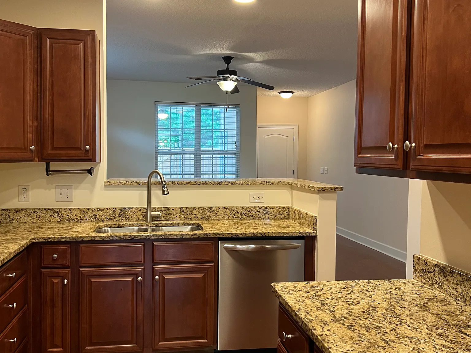 3 bed, 2.5 bath, 1750 sqft, $2,850 — Photo 4