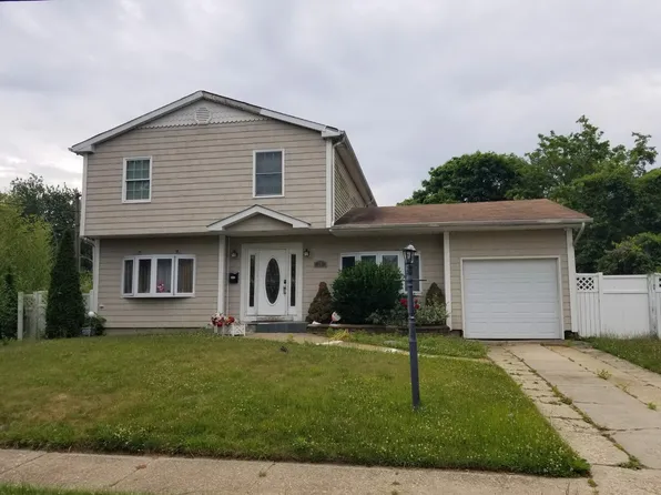 28 Lagoon Pl, East Islip, NY 11730