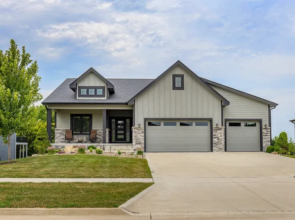10009 Hidden Valley Dr, Johnston, IA 50131