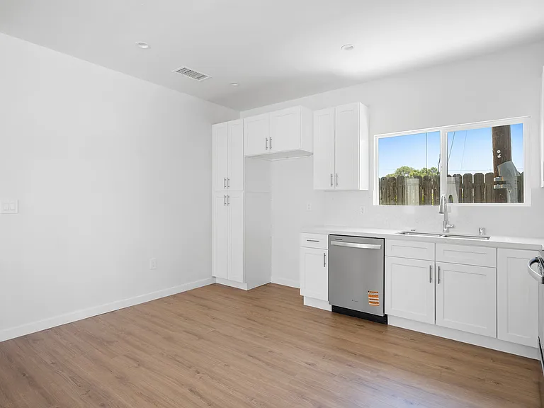10939 Nassau Ave — Photo 9