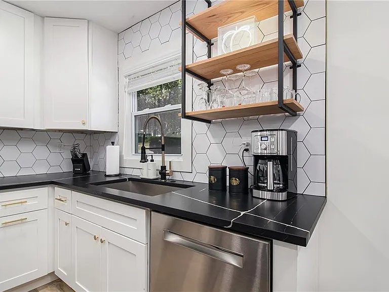 220 Birch St — Photo 5