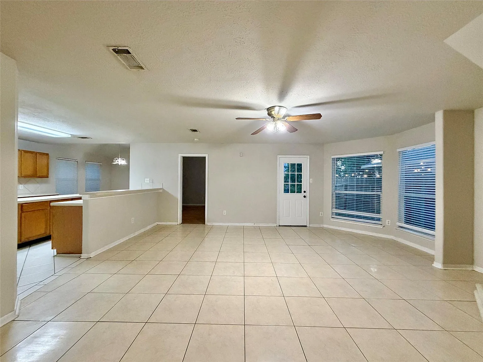 3 bed, 2.5 bath, 2176 sqft, $1,850 — Photo 3