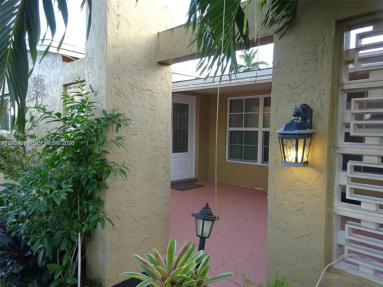 9240 SW 56th St — Photo 2