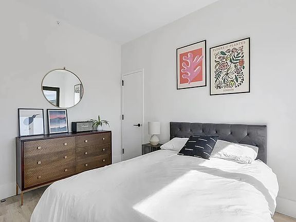 4th image of 1510 Gates Ave #1106