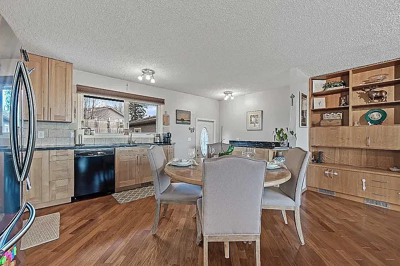 Beautifully maintained and extensively upgraded home — Photo 2