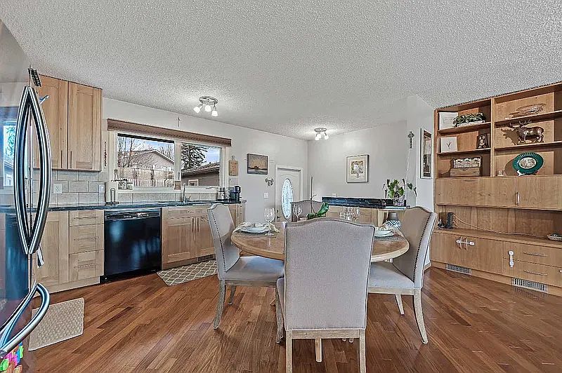 2nd image of 719 Blackthorn Rd NE