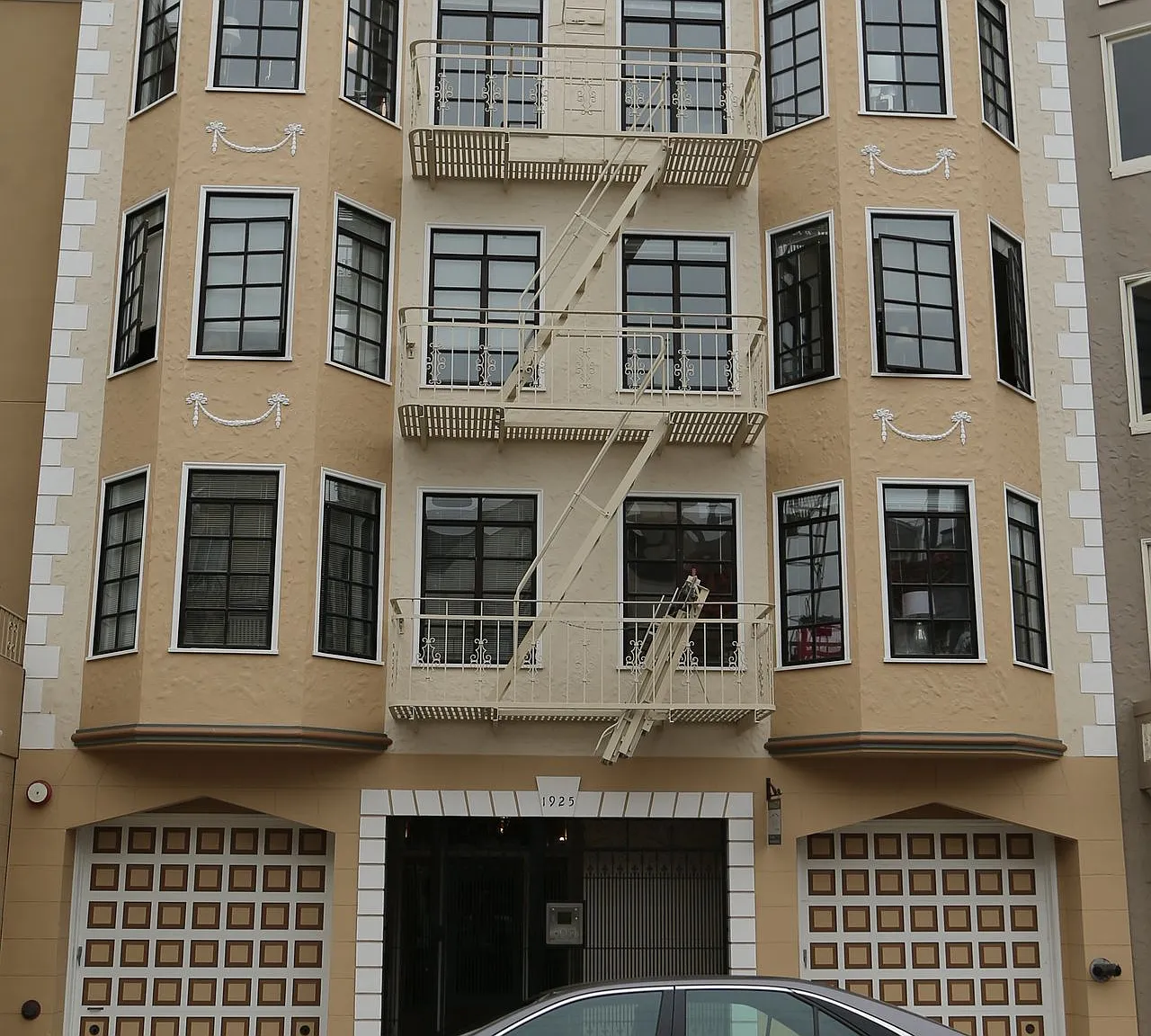 1925 Jefferson St — Photo 2