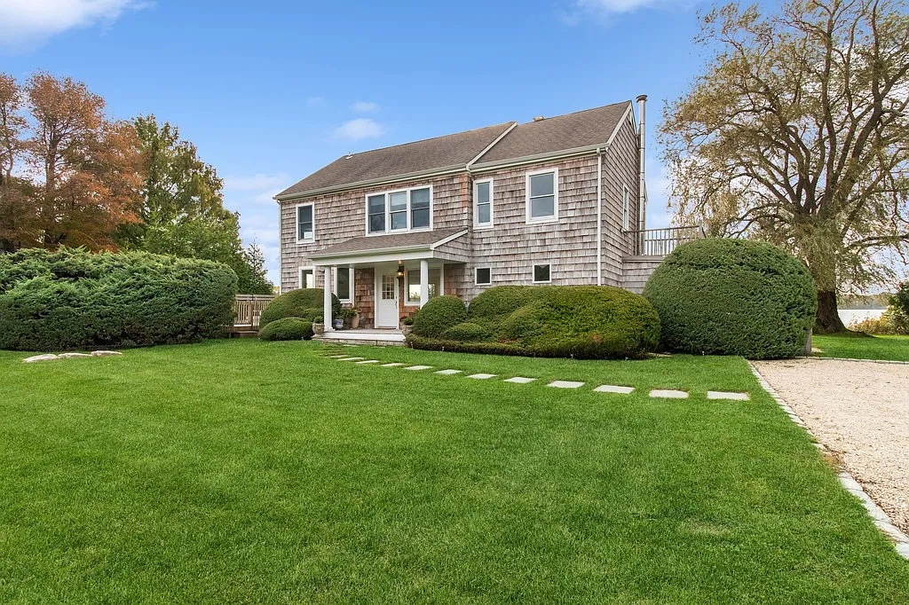 Stunning Water Mill Waterfront with Pool — Photo 3