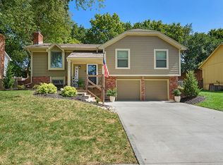 13921 S Tomahawk Dr, Olathe, KS 66062