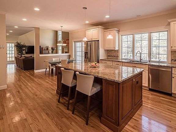 5th image of 15 Stonemoor Dr
