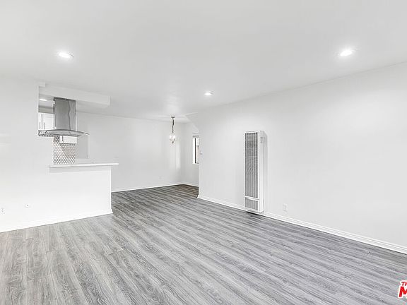 3rd image of 1630 N Harvard Blvd #1