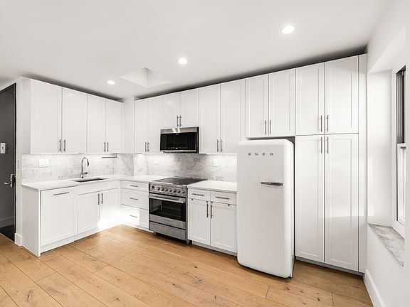 3rd image of 494 Henry St Unit 3