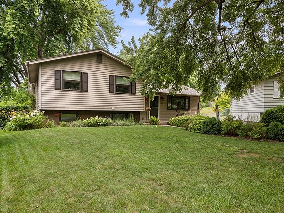 2nd image of 40 Parklane Cir