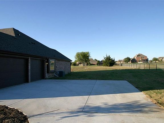 3rd image of 2858 Wildwood Ln
