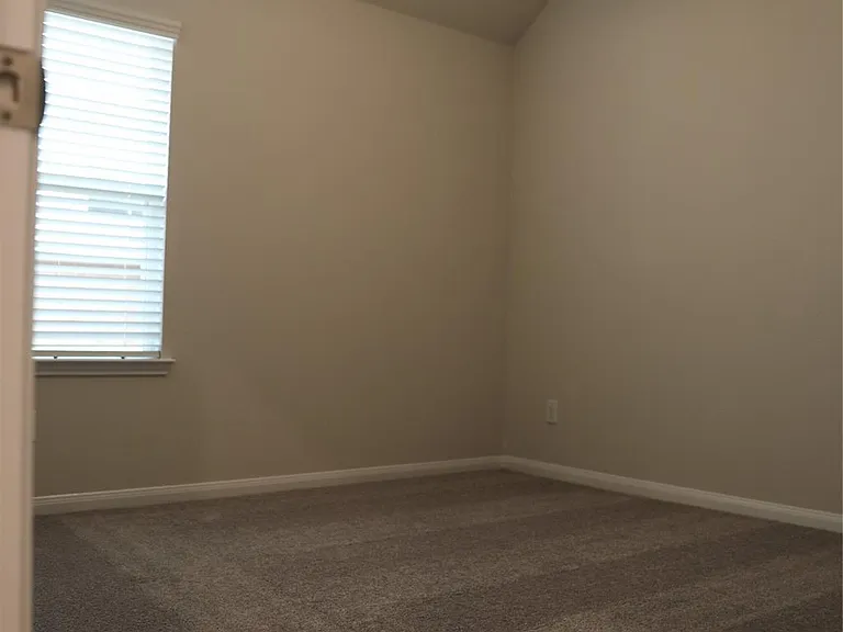 523 Ellwood Ter — Photo 16