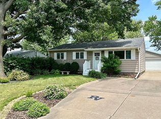 1433 Wisconsin St, Le Claire, IA