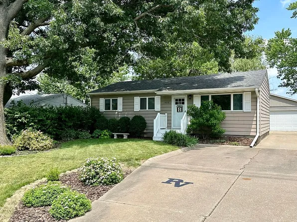 1433 Wisconsin St, Le Claire, IA 52753