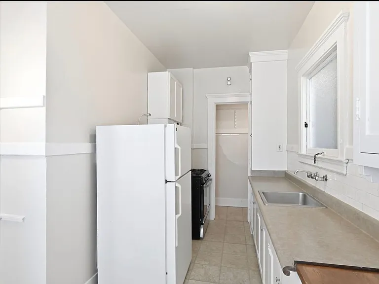 The Townsend Apartments, located at 1029 Oak Street, is a beautiful four-story, historic brick bu... — Photo 10