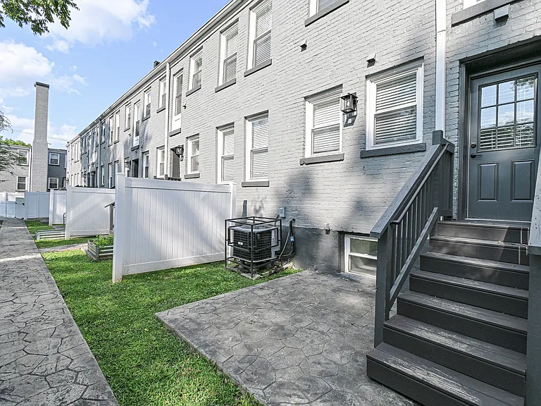 2823 Ashland Ave — Photo 37