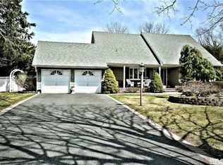 19 Canterbury Ln, Nesconset, NY 11767