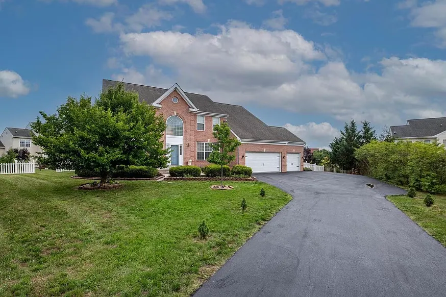 6 bed, 4.5 bath, 5800 sqft, $4,500 — Photo 3