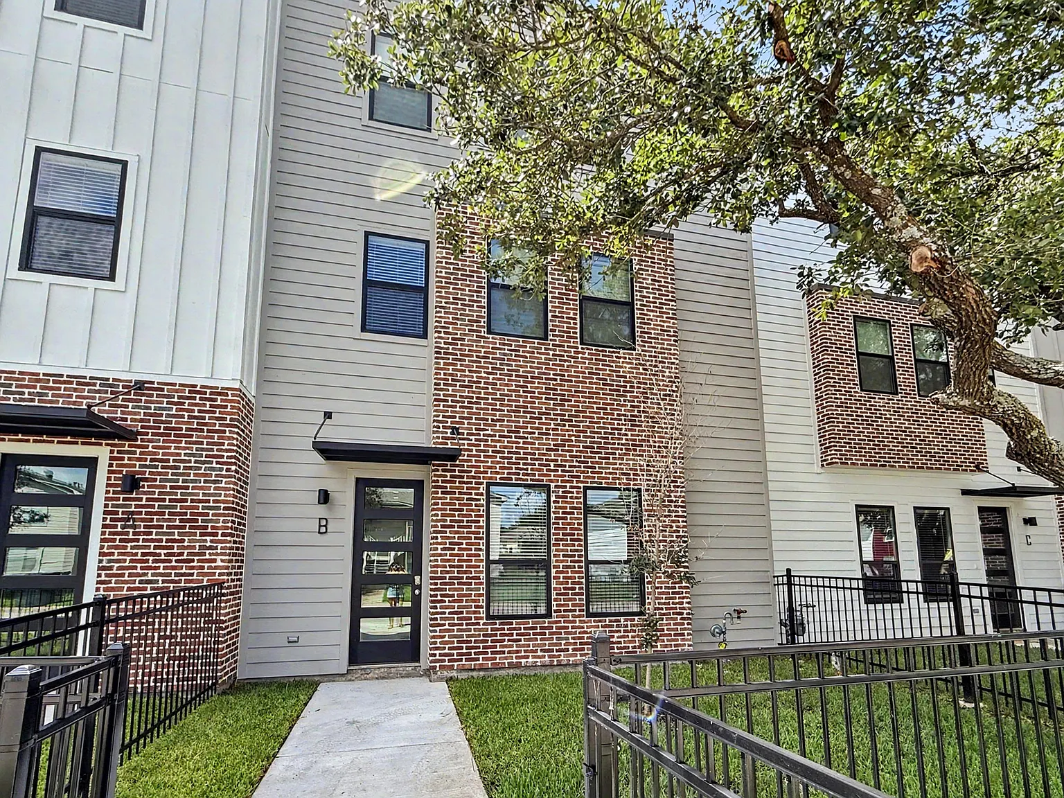 710 Vassar Ct — Photo 4