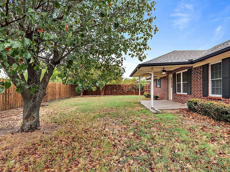 525 Baldwin St — Photo 14