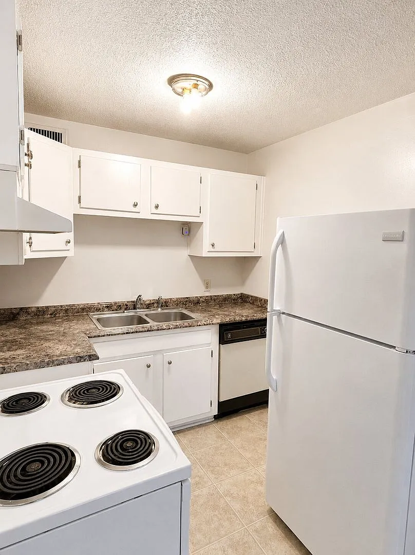 Convenient 1BR - Prime Location & Community Pool! — Photo 4