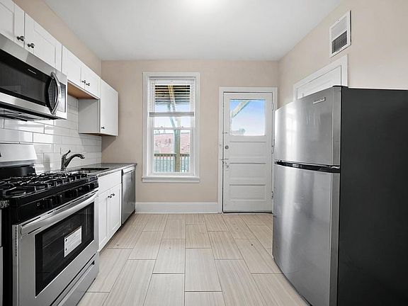 5th image of 2257 S Oakley Ave #3F