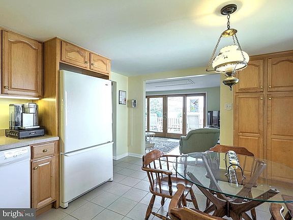 4th image of 28 Lake Meade Dr