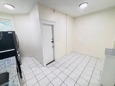 3 bed, 1100 sqft, $3,200 — Photo 3