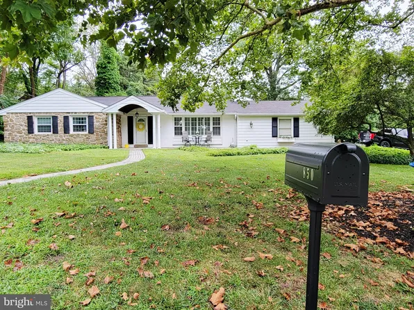 850 Thomas Rd, Lafayette Hill, PA 19444