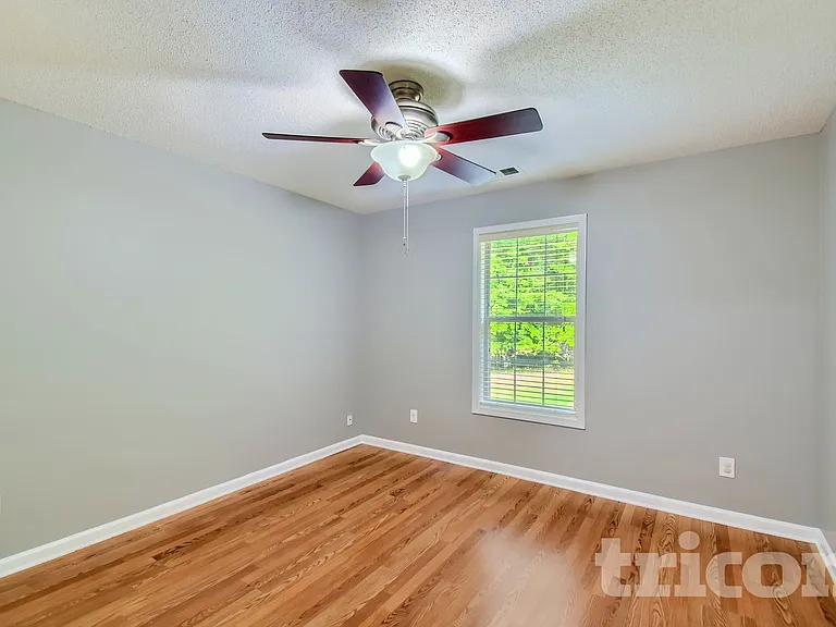 390 River Point Dr — Photo 15