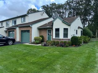 17 Timber Ridge Dr, Holtsville, NY 11742