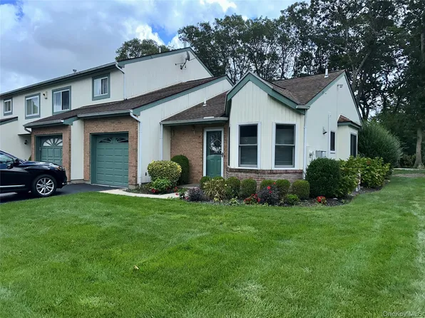 17 Timber Ridge Drive, Holtsville, NY 11742