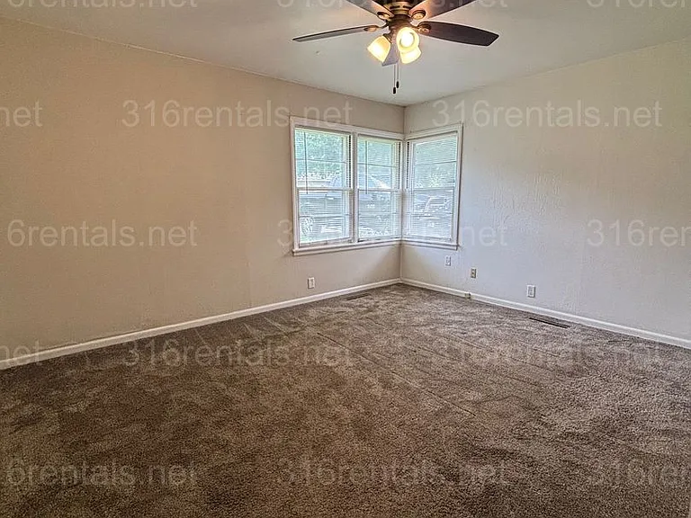 1423 N Terrace Dr — Photo 2