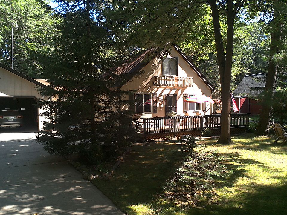 Chalet with vaulted ceilings