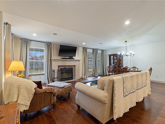 4th image of 681 Edens Ct