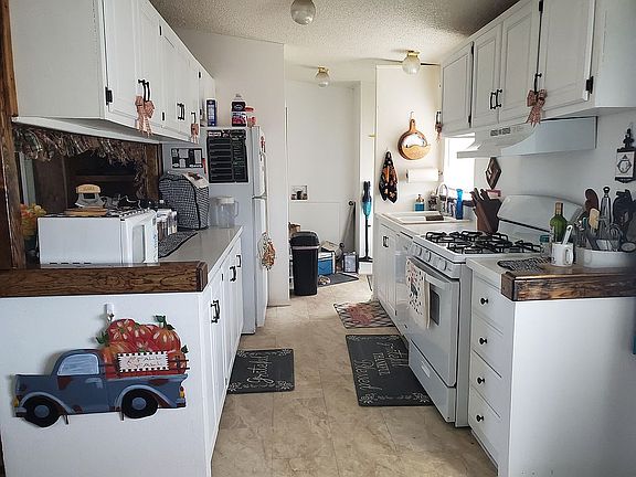 Refreshed kitchen w/laundry 